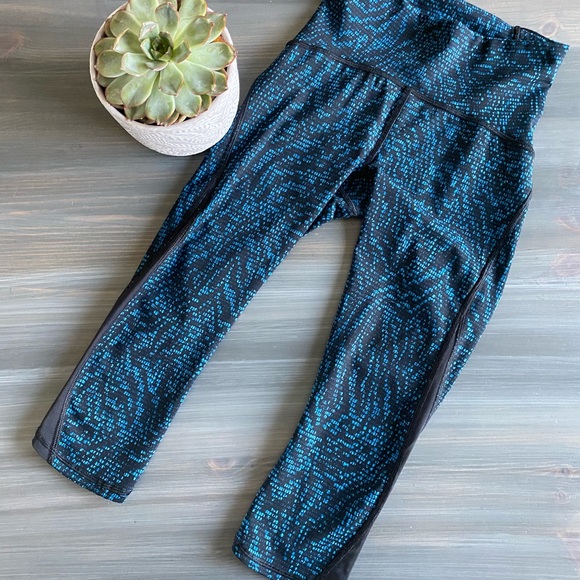 Lululemon Train Times Crop (17") Size 2 - Picture 7 of 14